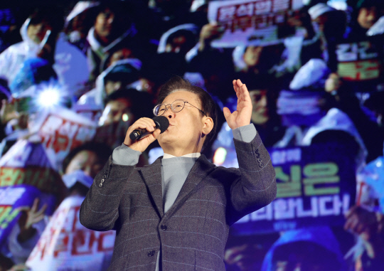 이재명 더불어민주당 대표가 16일 오후 서울 광화문광장 인근에서 열린 '김건희·윤석열 국정농단 규탄·특검 촉구 제3차 국민 행동의 날'에 참가해 발언하고 있다. 연합뉴스